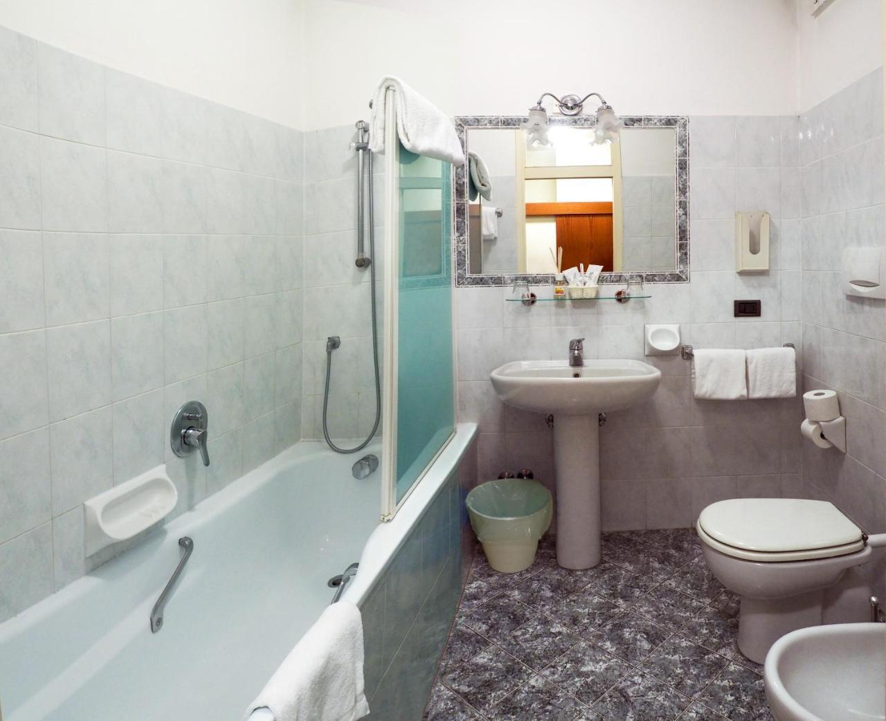 Hotel Select Сант'Иларио-д'Энца Экстерьер фото
